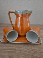 Oranje dienblad met kannetje en 2 bekers., Antiek en Kunst, Antiek | Keramiek en Aardewerk, Ophalen of Verzenden