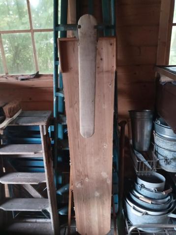 Vintage houten strijkplank met mouwplankje beschikbaar voor biedingen