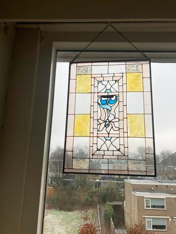 IZGS. 2 x glas in lood raampjes met ophangkettingkjes. beschikbaar voor biedingen
