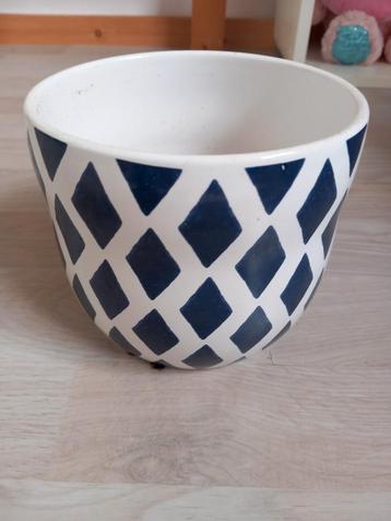 Bloempot wit blauw geruit beschikbaar voor biedingen