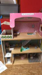 Houten poppenhuis met lift, Kinderen en Baby's, Speelgoed | Poppenhuizen, Ophalen of Verzenden, Zo goed als nieuw