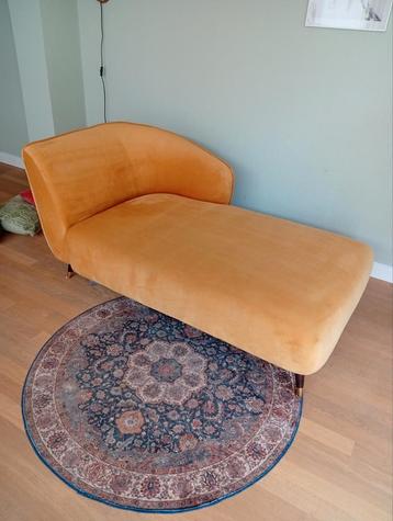 Leuke chaise longue/ sofa okergeel te koop. beschikbaar voor biedingen