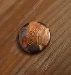 Vintage 1983 AC/DC button, Verzamelen, Speldjes, Pins en Buttons, Verzenden, Gebruikt, Overige onderwerpen, Button