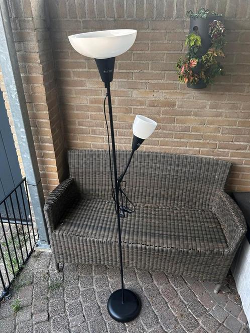 IKEA TÅGARP Staande lamp – zwart/wit, Huis en Inrichting, Lampen | Vloerlampen, Zo goed als nieuw, 150 tot 200 cm, Ophalen