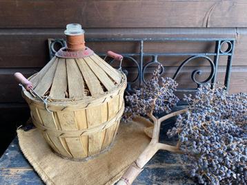 Brocante oude Franse Gist fles met omhulsel  beschikbaar voor biedingen