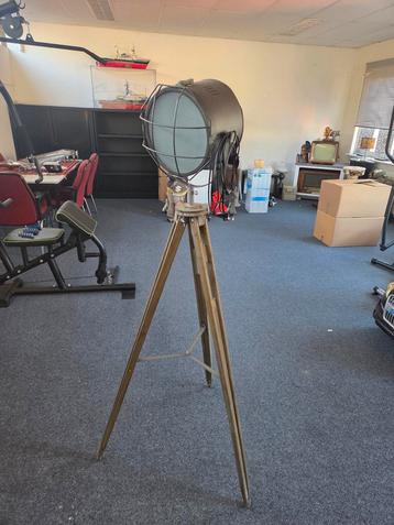 Industriële Vloerlamp met Statief beschikbaar voor biedingen