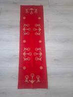 Prachtige, geborduurde, rode kerstloper, 131 x 39, Diversen, Kerst, Ophalen of Verzenden, Zo goed als nieuw