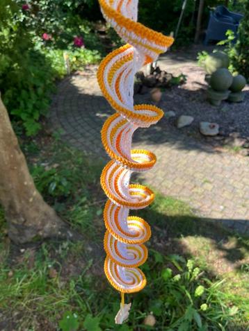 Windspinner gehaakt decoratie geel oranje schelpen slinger beschikbaar voor biedingen