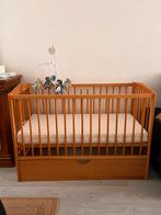 Ledikant van hout + matras + speelgoed (alles van JYSK), Ophalen of Verzenden, Zo goed als nieuw, Ledikant