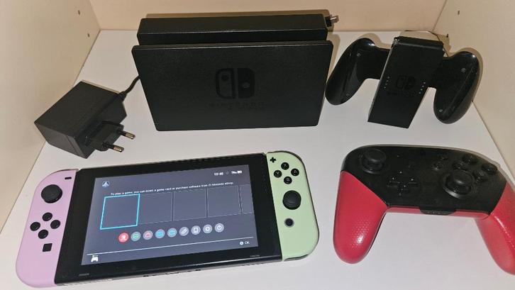 (Unpatched) v1 Nintendo Switch met Pro Controller Custom Red, Spelcomputers en Games, Spelcomputers | Nintendo Switch, Gebruikt