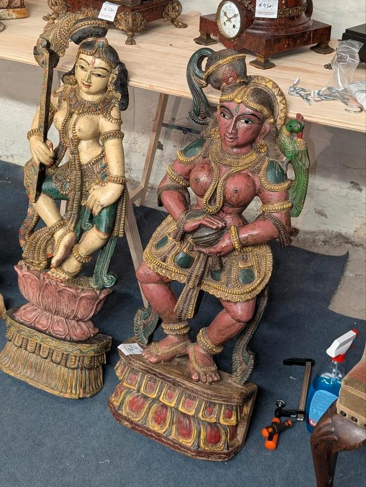 2 oosterse houten beelden 90 cm hoog. €85., Antiek en Kunst, Kunst | Beelden en Houtsnijwerken, Ophalen