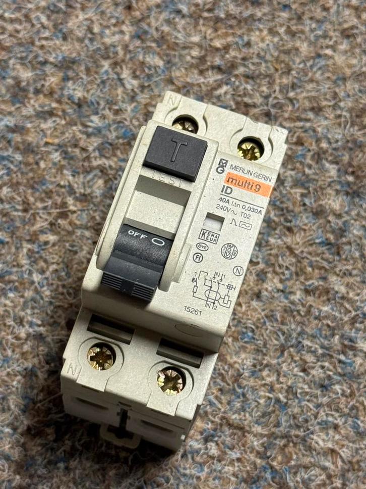 Merlin Gerin aardlekschakelaar 40A / 30mA – multi9 ID, Hobby en Vrije tijd, Elektronica-componenten, Gebruikt, Ophalen of Verzenden