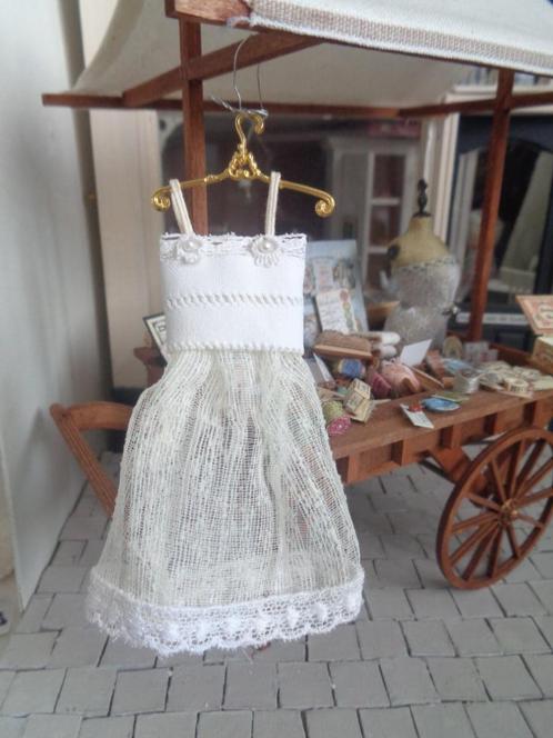 Mooi Jurkje met fraai hangertje..Poppenhuis 1:12.(Nr F113)*, Verzamelen, Poppenhuizen en Toebehoren, Nieuw, Poppenhuis, Ophalen of Verzenden