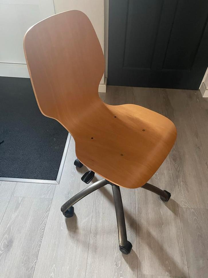 Bureaustoel met houten zitting hoogte verstelbaar en wielen, Huis en Inrichting, Bureaustoelen, Gebruikt, Bureaustoel, Bruin, Ophalen