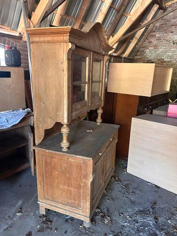 Antieke houten kast met glazen deuren bovenkast.  Rustiek ui beschikbaar voor biedingen