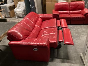 2 zitsbank en 2,5 zitsbank leer rood Domicil 4 relaxplekken beschikbaar voor biedingen