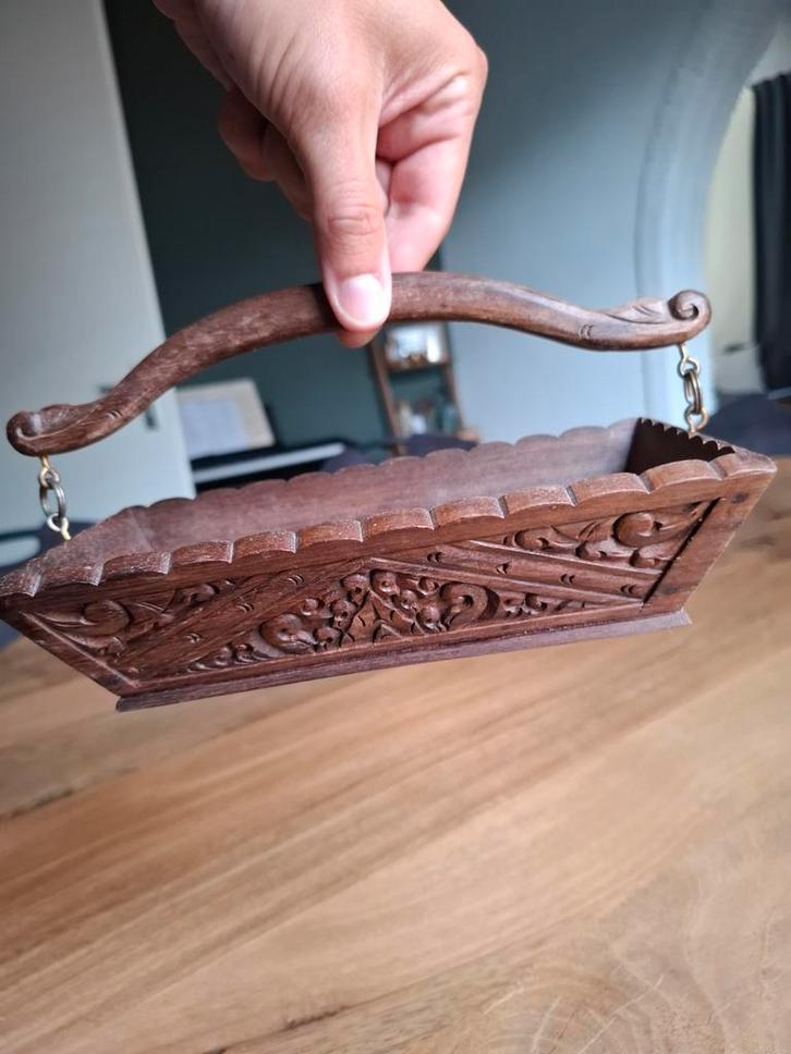 Handgemaakte houten mand met sierlijk houtsnijwerk, Antiek en Kunst, Antiek | Schalen, Ophalen of Verzenden