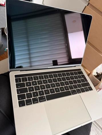 MacBook Pro 2017 Touchbar A1706 Defect. Voor onderdelen beschikbaar voor biedingen
