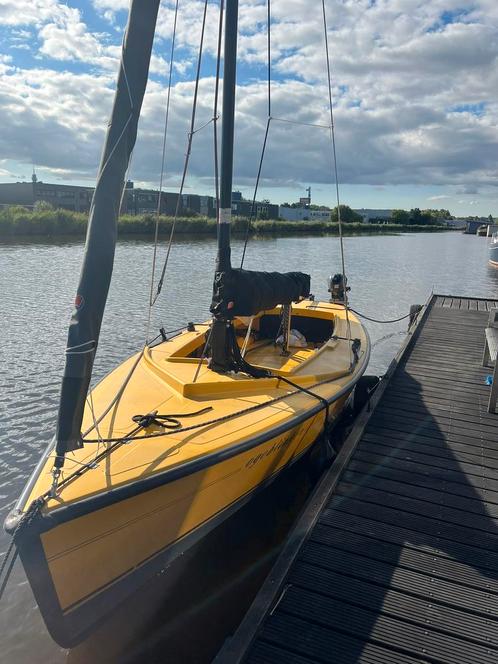 mooie snelle gele hoora valk polyester, Watersport en Boten, Open zeilboten, Gebruikt, Valk, 6 meter of meer, Polyester, Buitenboordmotor