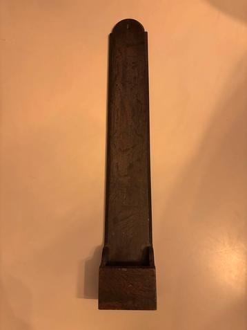 Antieke houten wetplank beschikbaar voor biedingen