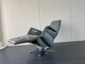 Zeer nette grijze leren topform relax fauteuil elektrisch beschikbaar voor biedingen