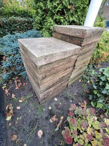 24 (4 m2) Dikke betontegels 40x40 x 6 cm, geel van kleur  beschikbaar voor biedingen