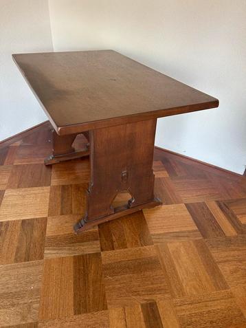 Houten Tafel - Robuust en Stijlvol beschikbaar voor biedingen