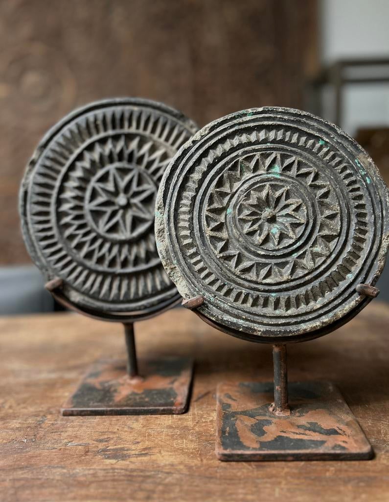 Oude stenen mandala deegplaat India in ijzeren houder, Ophalen of Verzenden