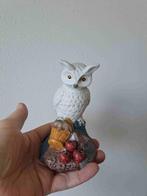 Uil van porselein met mand appels 8x7.5x13.5cm, Ophalen of Verzenden, Zo goed als nieuw, Vogel, Beeldje of Figuurtje