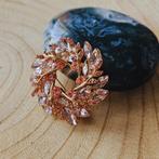 Broche, Speldje, Roze krans, Cadeau, Verzamelen, D, Overige materialen, Ophalen of Verzenden, Zo goed als nieuw