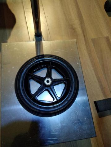 Partij wielen. Antilek. Hekpoorten. Steekwagen. 20 stuks beschikbaar voor biedingen