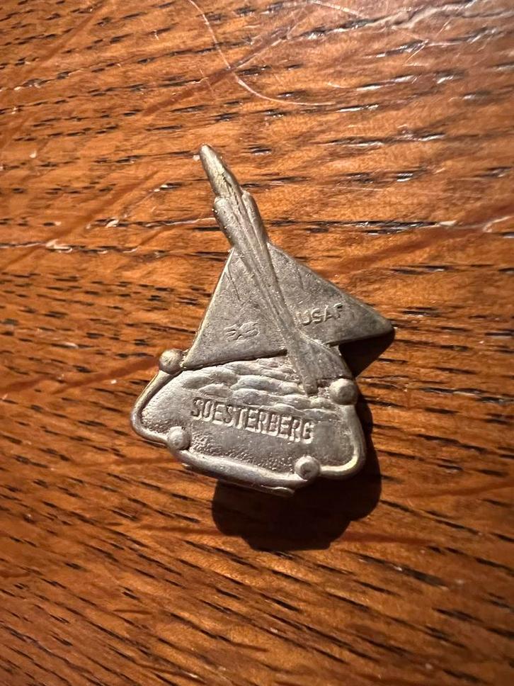 Vintage USAF Soesterberg Speldje, Verzamelen, Speldjes, Pins en Buttons, Gebruikt, Speldje of Pin, Stad of Land, Ophalen of Verzenden
