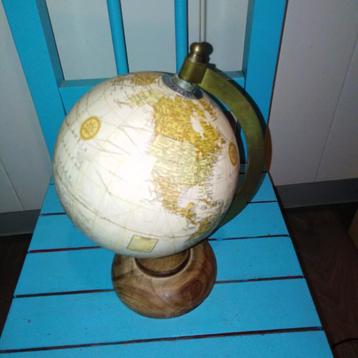 Kleine wereldbol op houten voet perkament look beschikbaar voor biedingen