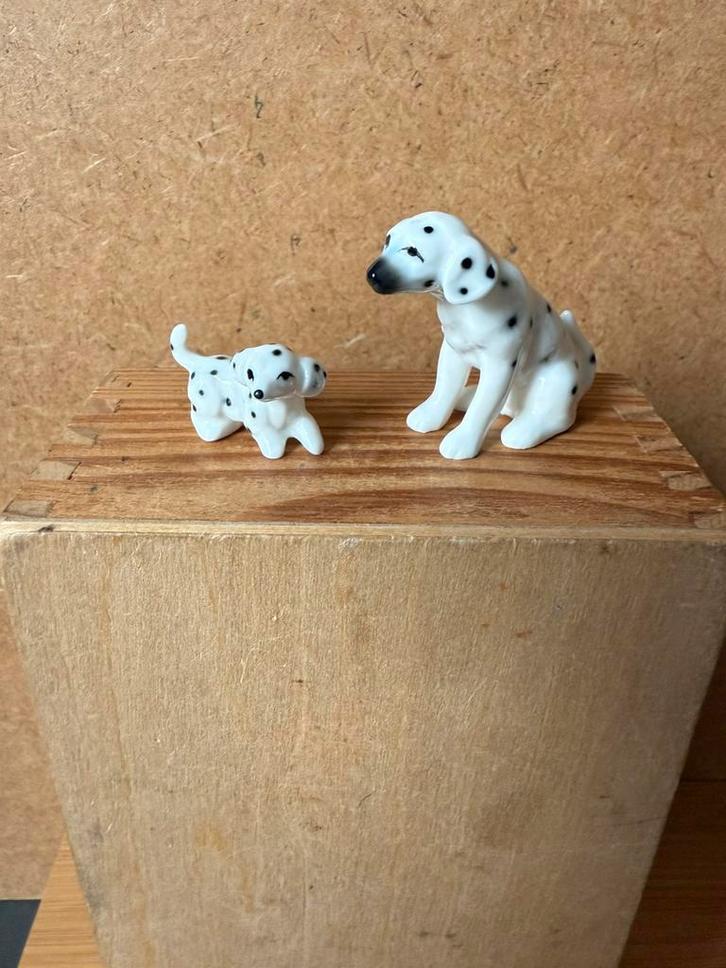 Hond dalmatiër hxbxd 3.7x2x4.7cm + puppy - porselein, Verzamelen, Poppenhuizen en Toebehoren, Zo goed als nieuw, Poppenhuis, Ophalen of Verzenden