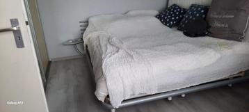  Stalen bedombouw 180/200 met 2 glazen tafeltjes beschikbaar voor biedingen