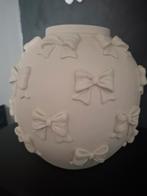 Witte bolvormige vaas met strikjes van Trendhopper, Wit, Aardewerk of Porselein, Ophalen of Verzenden, Zo goed als nieuw