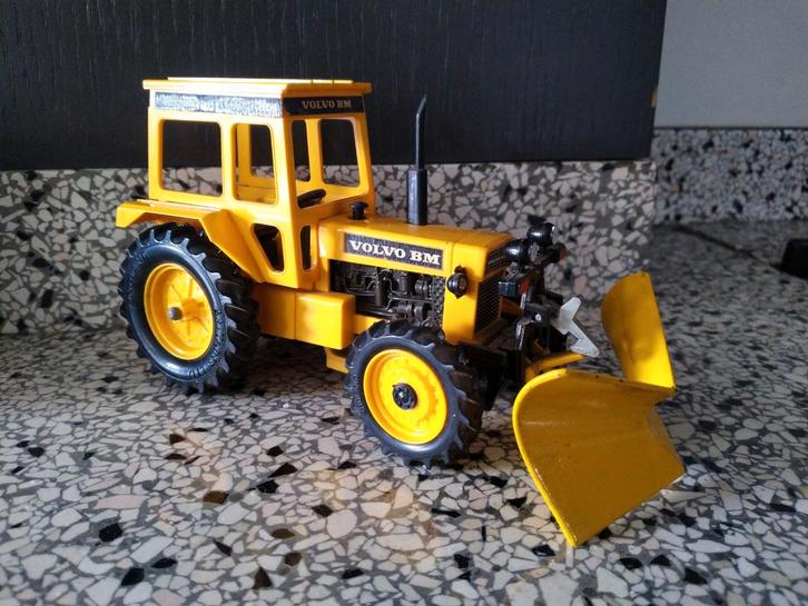 Britains Volvo BM Autoway met sneeuwschuif - Zeldzaam!, Hobby en Vrije tijd, Modelauto's | 1:32, Gebruikt, Tractor of Landbouw
