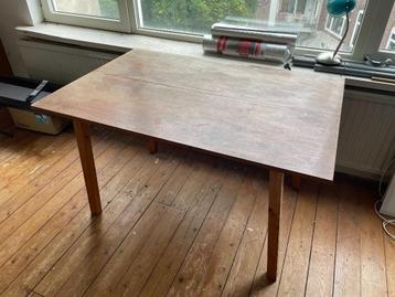 Houten Tafel beschikbaar voor biedingen