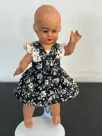 Oud porselein popje op standaard 18.5 cm, Ophalen of Verzenden, Gebruikt, Pop