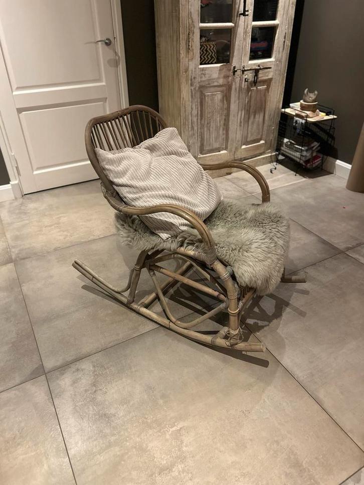 Rotan Schommelstoel - Relaxen in Stijl!, Huis en Inrichting, Fauteuils, Gebruikt, Riet of Rotan, 50 tot 75 cm, 75 tot 100 cm, Ophalen