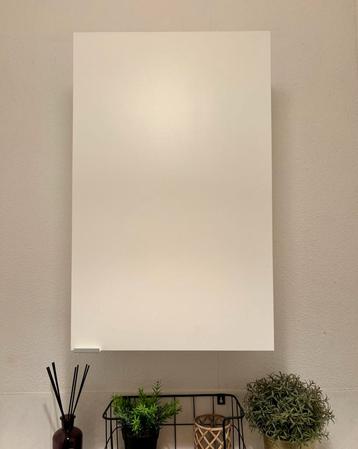 Witte wandkast met deur
