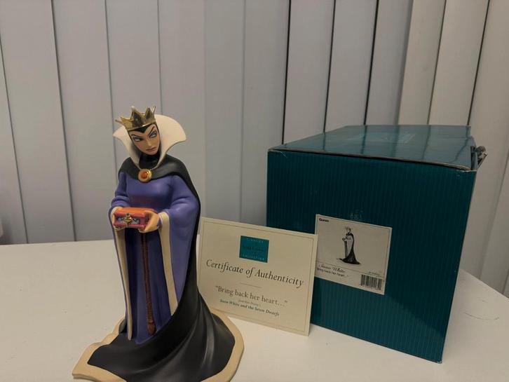 WDCC Evil Queen with heartbox, Verzamelen, Disney, Zo goed als nieuw, Beeldje of Figuurtje, Ophalen of Verzenden