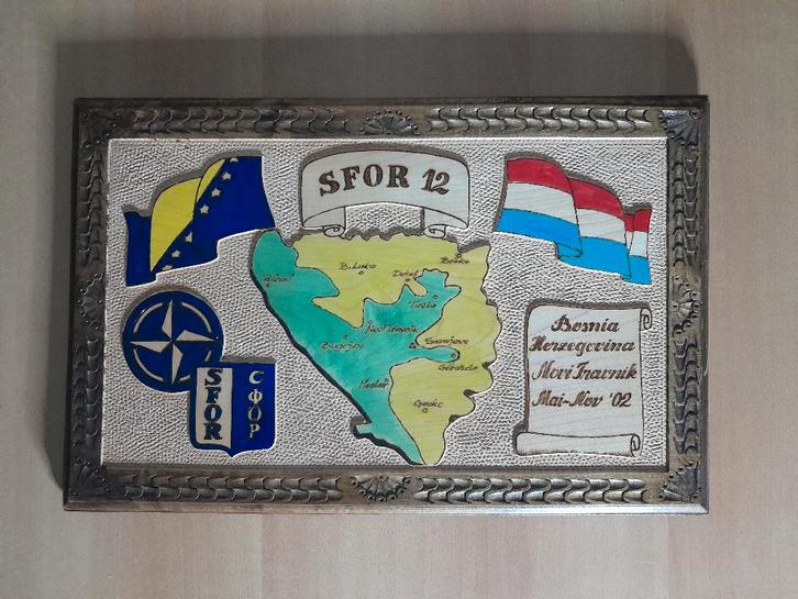 Houten Plaquette Schild SFOR 12 Bosnie Novi Travnik 2002, Verzamelen, Militaria | Algemeen, Landmacht, Overige typen, Nederland