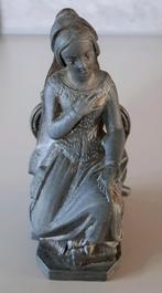 Antiek ogend tinnen beeldje van zittende vrouw, Antiek en Kunst, Ophalen of Verzenden