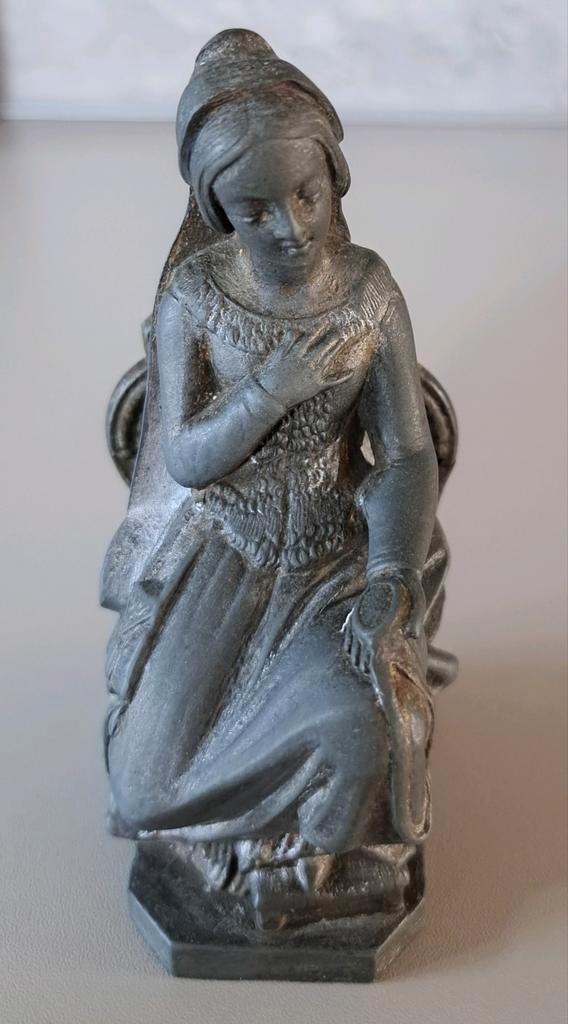 Antiek ogend tinnen beeldje van zittende vrouw, Antiek en Kunst, Kunst | Beelden en Houtsnijwerken, Ophalen of Verzenden