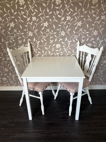 Witte houten tafel met 2 stoelen beschikbaar voor biedingen