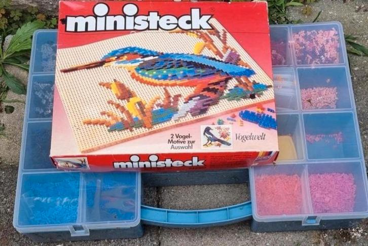 Te koop. 2 dozen Ministek materiaal., Hobby en Vrije tijd, Ministeck, Zo goed als nieuw, Box-set, Ophalen of Verzenden