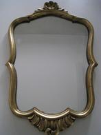Spiegel met vergulde en gesculpteerde rand, Antiek en Kunst, Antiek | Spiegels, Ophalen of Verzenden, Overige vormen, Minder dan 50 cm