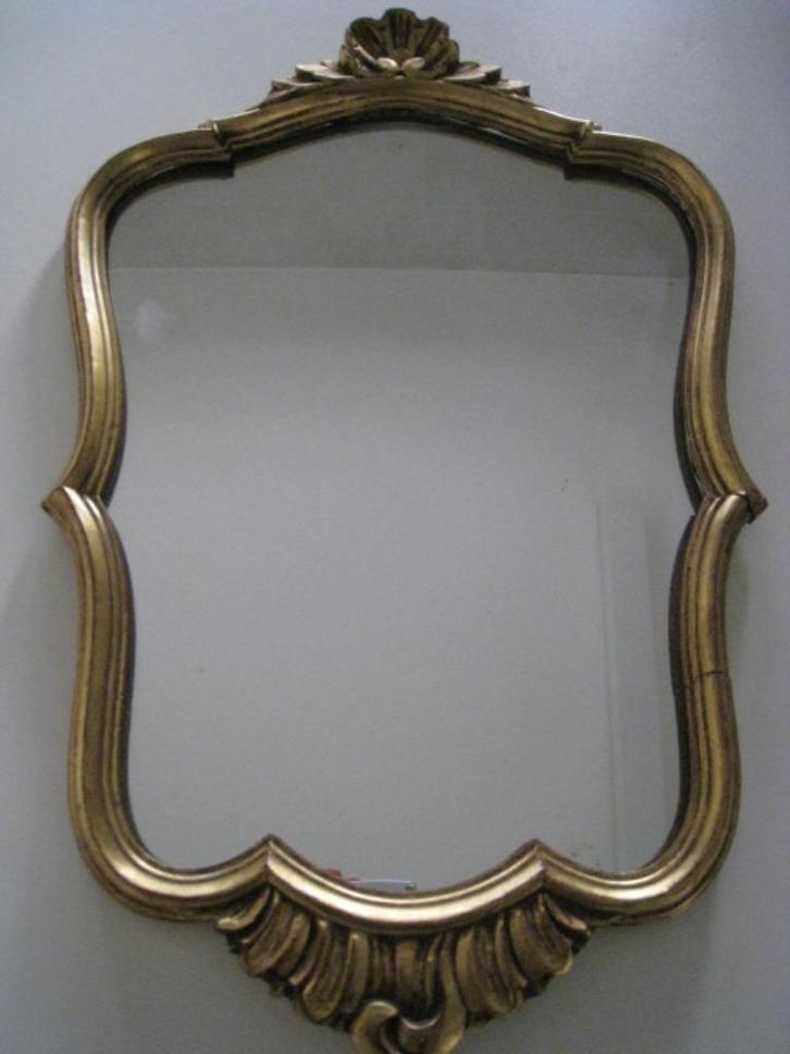Spiegel met vergulde en gesculpteerde rand, Antiek en Kunst, Antiek | Spiegels, Minder dan 50 cm, Overige vormen, Ophalen of Verzenden
