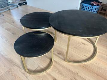 Set van drie ronde tafels. beschikbaar voor biedingen